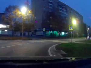В Смоленске беспечный велосипедист едва не попал под колеса авто (видео)